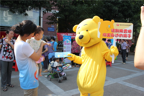 5月29日，梧州市婦幼保健院到潘塘公園參與衛(wèi)生系統(tǒng)開展的世界無煙日宣傳活動，該院醫(yī)務(wù)人員扮成可愛的卡通造型，呼吁市民為孩