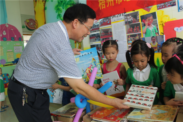 梧州市總工會黨組書記、常務(wù)副主席朱明勝在梧州市總工會到梧州高新區(qū)雙語實(shí)驗(yàn)學(xué)校開展關(guān)愛農(nóng)民工留守活動中為孩子們送上學(xué)習(xí)用具