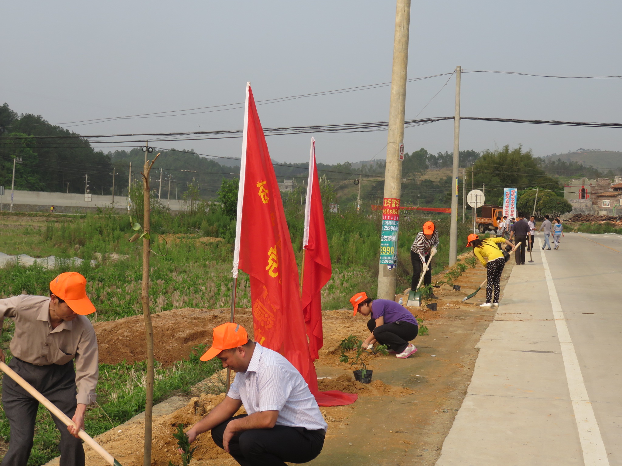 3月19日，龍圩區(qū)人民政府麥用潤副區(qū)長、大坡鎮(zhèn)政府鐘柱海書記、桂東公路管理局陳志武書記、蒼梧公路管理局樂金梅局長等領(lǐng)導(dǎo)與