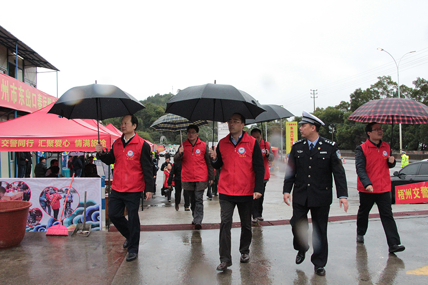 市委常委、組織部部長(zhǎng)張惠強(qiáng)，市人大副主任、市總工會(huì)主席徐遠(yuǎn)洲一行在東出口春運(yùn)服務(wù)站視察各行業(yè)愛(ài)心服務(wù)站.jpg