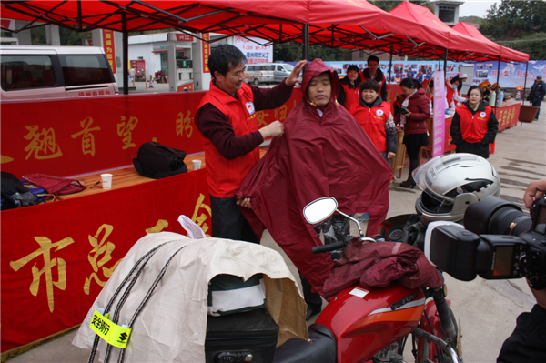 梧州市總黨員義工助力“摩托大軍”平安返鄉(xiāng)