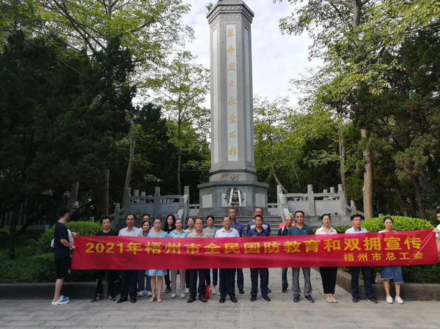 瞻仰烈士紀(jì)念碑，在緬懷烈士中提升國(guó)防意識(shí)