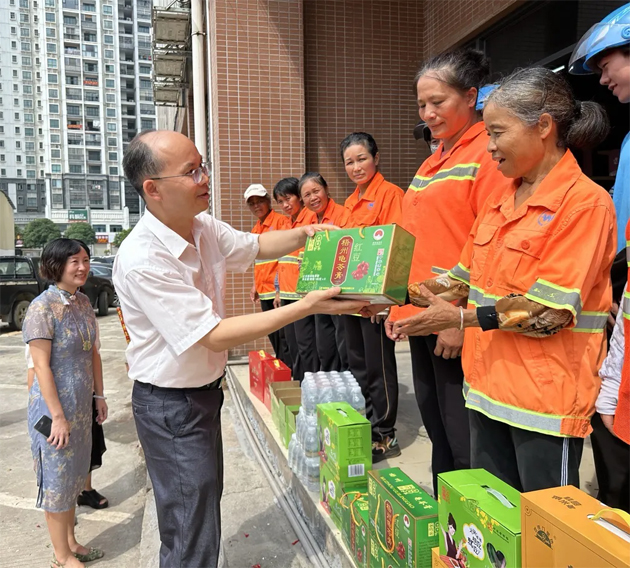 情系一線 關(guān)愛職工｜梧州市總工會(huì)持續(xù)開展送清涼慰問活動(dòng)