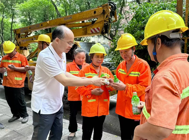 清涼驅(qū)暑熱，關(guān)懷沁人心丨梧州市總工會(huì)與愛心企業(yè)為艱苦崗位一線職工送清涼