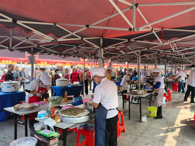 2025年梧州市餐飲行業(yè)職工職業(yè)技能競賽非遺集市暨岑溪古典雞（水蒸）·豆腐釀制作技能競賽在岑溪開賽