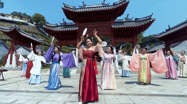 聽，梧州學院的教職工演繹《禮儀之邦》向祖國73周年華誕獻禮