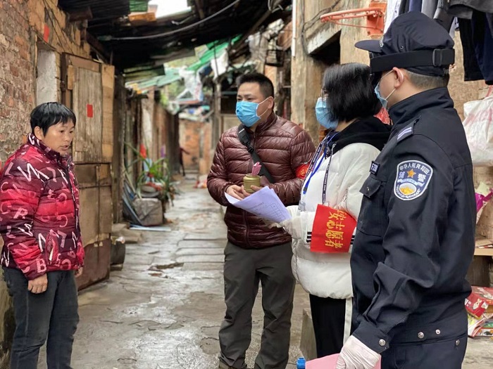 圖2.2月4日，萬秀區(qū)總工會主席莫培燁到龍骨社區(qū)協(xié)助開展疫情防控核查和宣傳工作.jpg