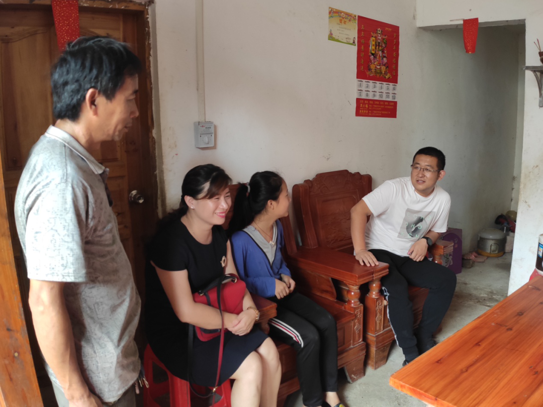 龍圩區(qū)總工會聯(lián)系愛心企業(yè)資助貧困學(xué)生助力脫貧攻堅(jiān)
