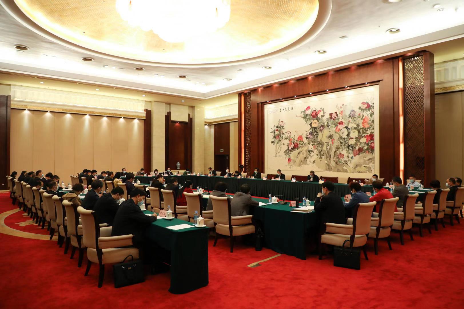 自治區(qū)政協(xié)十二屆四次會議召開期間，工會界別委員結(jié)合工作實際，積極建言獻(xiàn)策——
