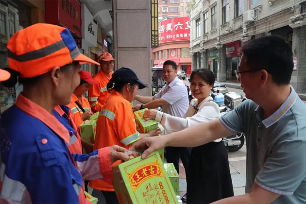 萬(wàn)秀區(qū)總工會(huì)2025年送清涼慰問活動(dòng)正式啟動(dòng)