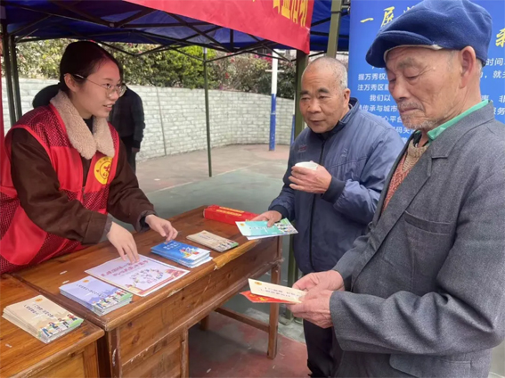 萬秀區(qū)總工會(huì)開展春節(jié)“送萬福、進(jìn)萬家” 公益活動(dòng)