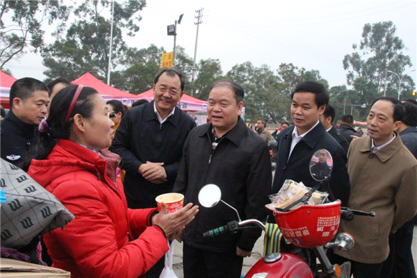 兩廣總工會主席在暖流行動中為返鄉(xiāng)農(nóng)民工送溫暖.jpg