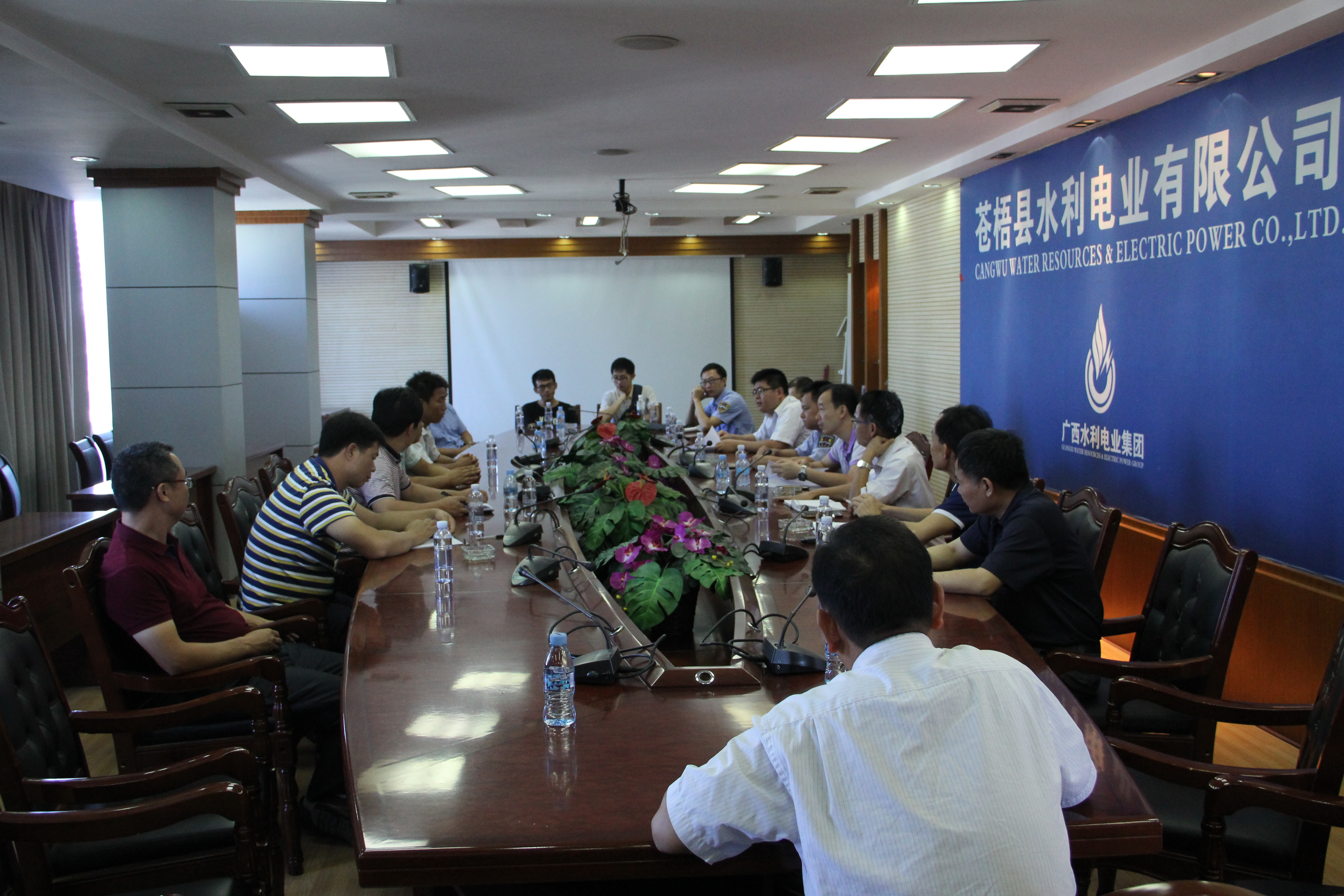 蒼梧農(nóng)民工跳樓討薪事件協(xié)調(diào)會現(xiàn)場.JPG